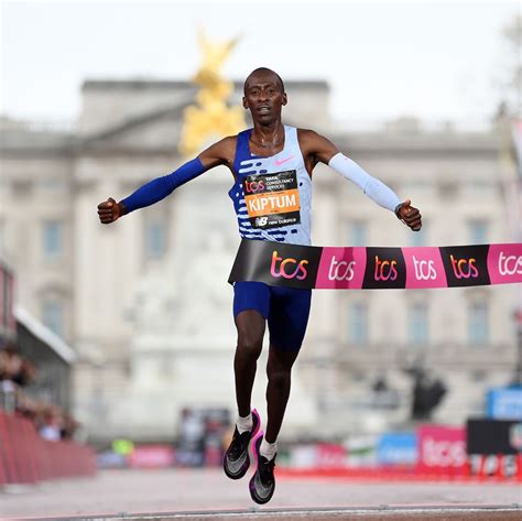 recorde mundial maratona masculino|Maratona de Chicago 2023: Kelvin Kiptum pulveriza recorde .